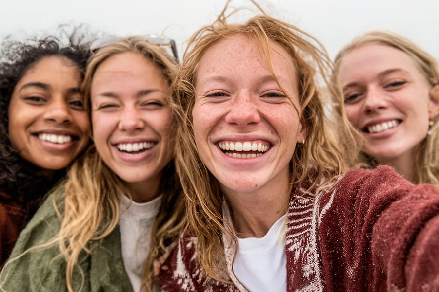 Vier trainees maken lachend samen een selfie