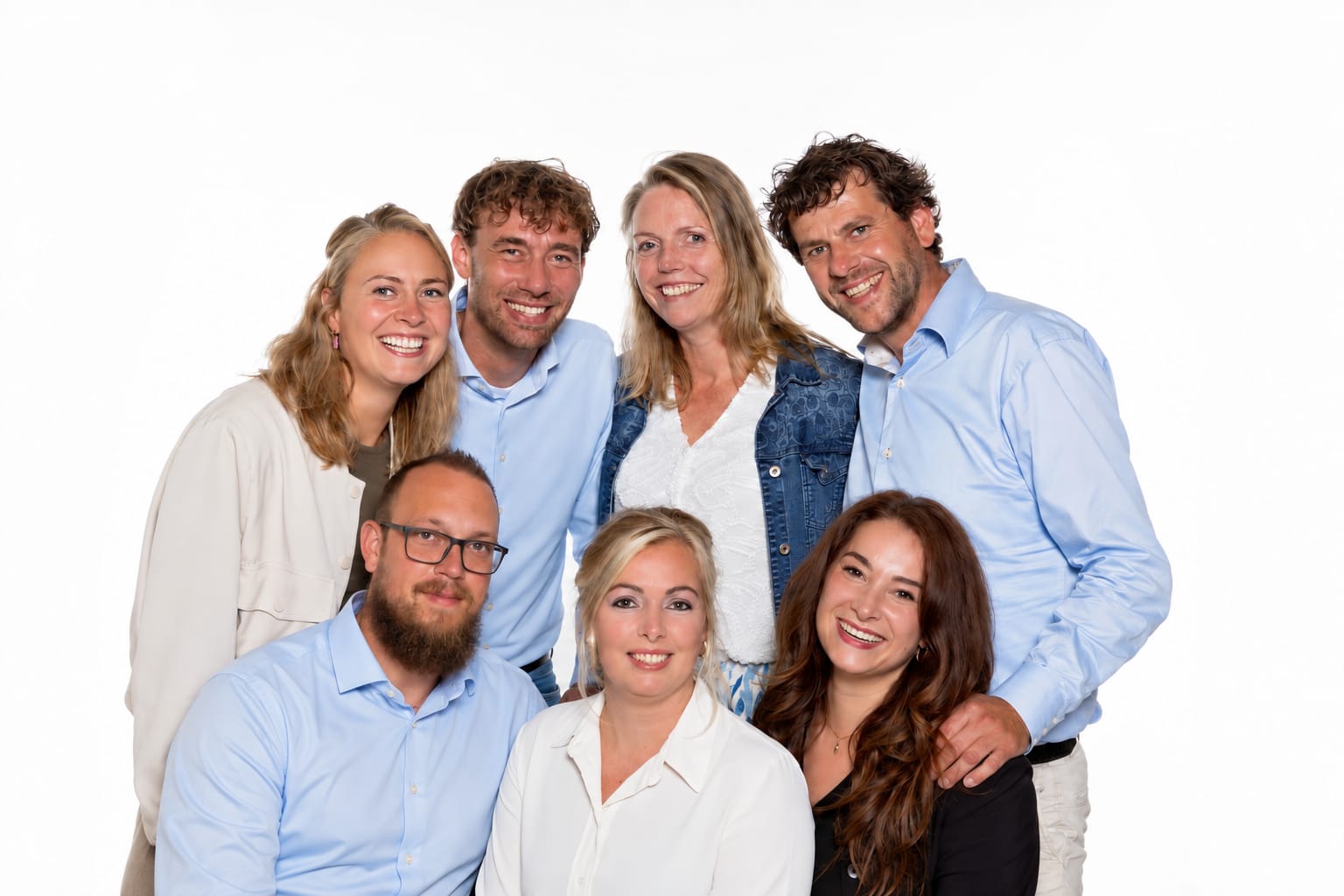 Het team van Werken in Friesland poseert lachend voor een groepsfoto